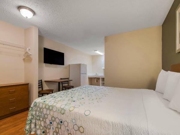 HomeTowne Studios by Red Roof Orlando - UCF Area : photo 3 de la chambre chambre studio lit queen-size - accessible aux personnes à mobilité réduite - non-fumeurs