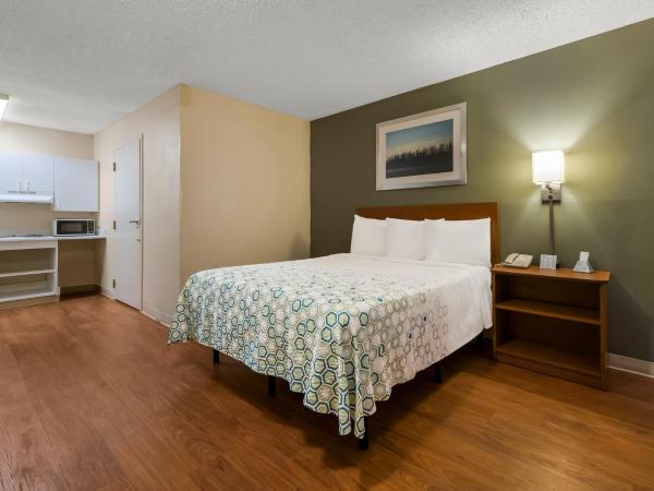 HomeTowne Studios by Red Roof Orlando - UCF Area : photo 4 de la chambre chambre studio lit queen-size - accessible aux personnes à mobilité réduite - non-fumeurs