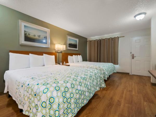 HomeTowne Studios by Red Roof Orlando - UCF Area : photo 1 de la chambre studio avec 2 lits queen-size - non-fumeurs