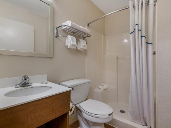 HomeTowne Studios by Red Roof Orlando - UCF Area : photo 6 de la chambre studio lit queen-size - non-fumeurs