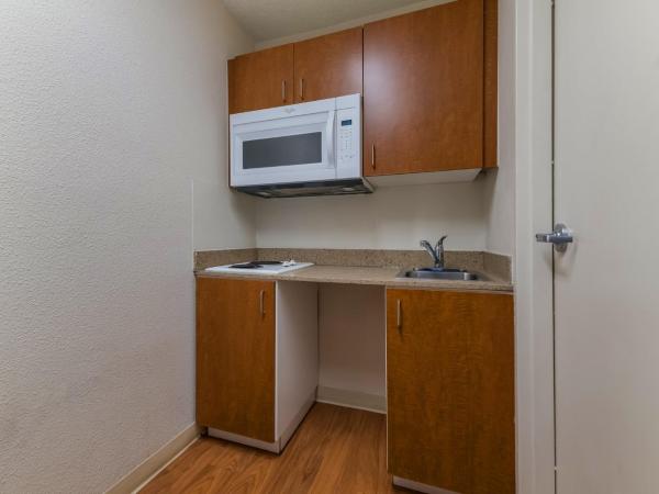 HomeTowne Studios by Red Roof Orlando - UCF Area : photo 5 de la chambre studio lit queen-size - non-fumeurs