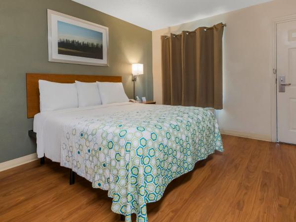 HomeTowne Studios by Red Roof Orlando - UCF Area : photo 2 de la chambre studio lit queen-size - non-fumeurs