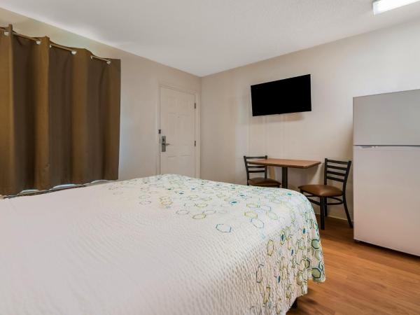 HomeTowne Studios by Red Roof Orlando - UCF Area : photo 3 de la chambre studio lit queen-size - non-fumeurs