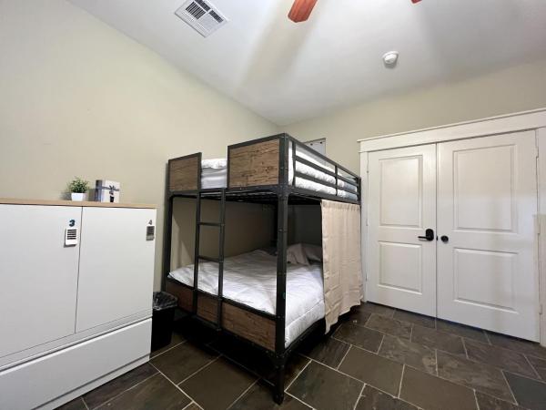 MyCrib Houston Hostel : photo 1 de la chambre lits superposés dans dortoir masculin 