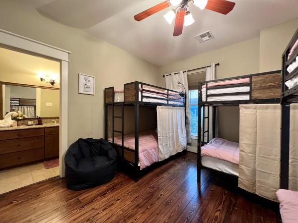MyCrib Houston Hostel : photo 2 de la chambre lit superposé dans dortoir pour femmes 