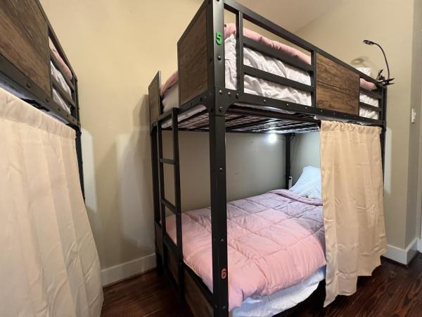 MyCrib Houston Hostel : photo 4 de la chambre lit superposé dans dortoir pour femmes 