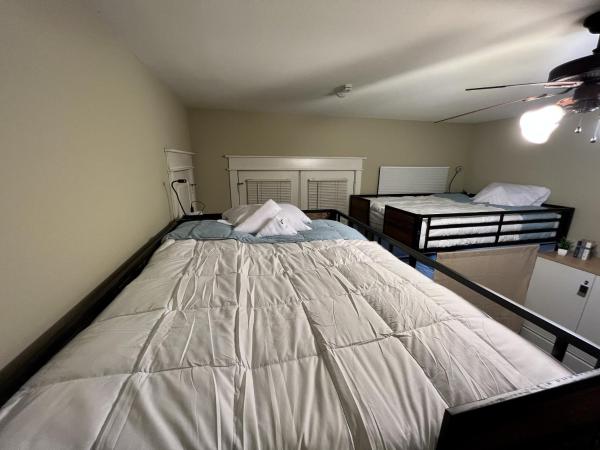 MyCrib Houston Hostel : photo 2 de la chambre lits superposés dans dortoir masculin 
