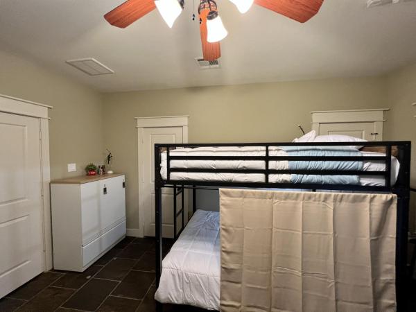 MyCrib Houston Hostel : photo 4 de la chambre lits superposés dans dortoir masculin 
