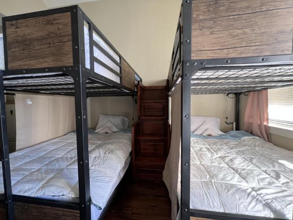 MyCrib Houston Hostel : photo 5 de la chambre lit superposé dans dortoir mixte