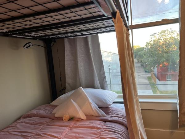 MyCrib Houston Hostel : photo 8 de la chambre lit superposé dans dortoir pour femmes 