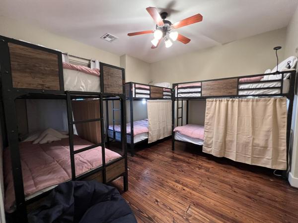 MyCrib Houston Hostel : photo 9 de la chambre lit superposé dans dortoir pour femmes 