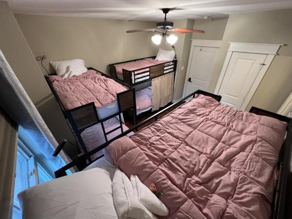 MyCrib Houston Hostel : photo 10 de la chambre lit superposé dans dortoir pour femmes 