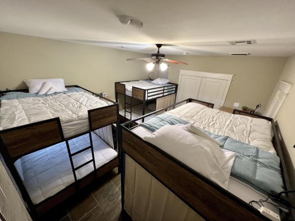 MyCrib Houston Hostel : photo 9 de la chambre lits superposés dans dortoir masculin 