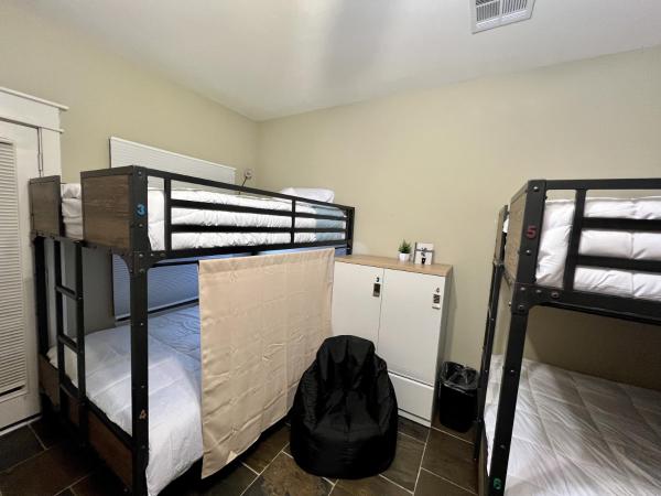 MyCrib Houston Hostel : photo 10 de la chambre lits superposés dans dortoir masculin 