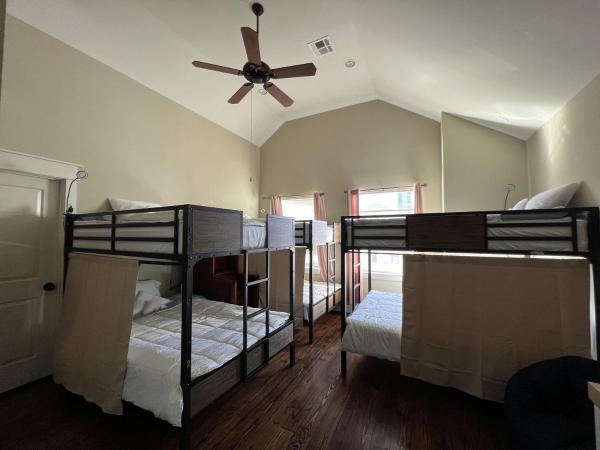 MyCrib Houston Hostel : photo 10 de la chambre lit superposé dans dortoir mixte