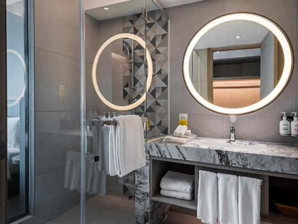 Holiday Inn Johor Bahru City Centre, an IHG Hotel : photo 4 de la chambre chambre premium avec lit king-size et vue sur la mer