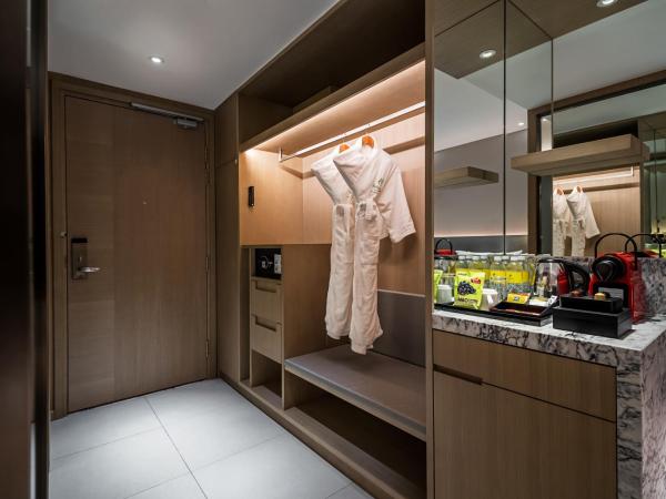 Holiday Inn Johor Bahru City Centre, an IHG Hotel : photo 2 de la chambre chambre premium avec lit king-size et vue sur la mer