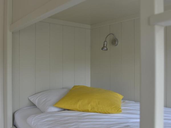 Five Point Hostel & Apartments : photo 2 de la chambre chambre double avec salle de bains commune