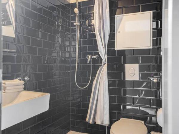 WALLYARD Stay : photo 9 de la chambre chambre 6 lits avec salle de bains