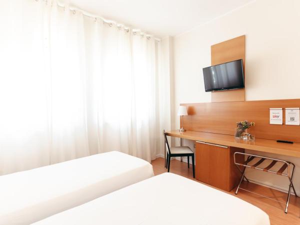 Hotel Excelsior Bari : photo 3 de la chambre chambre lits jumeaux