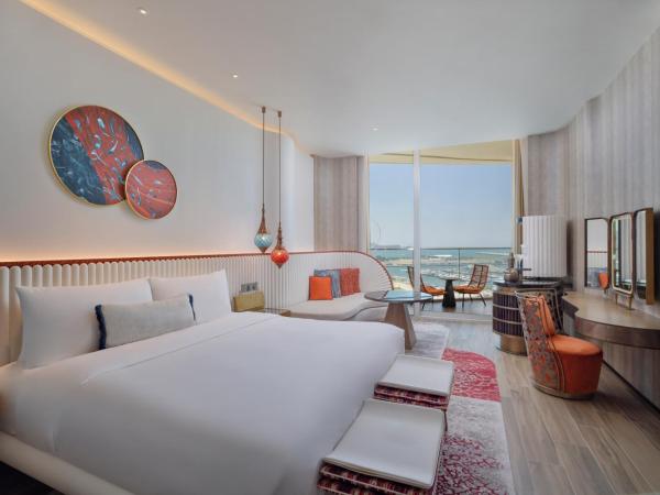 W Dubai - Mina Seyahi, Adults Only : photo 1 de la chambre spectacular room - sea view, w-ip access to farrago bar,includes selected drinks/cocktails and small bites from 5-7 pm, daily