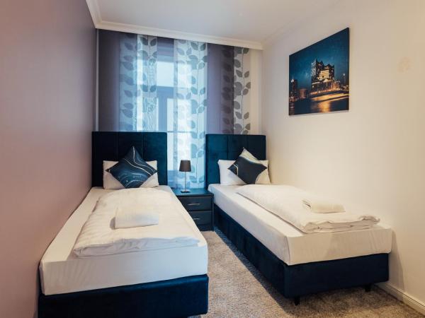 Hanseat Apartments : photo 9 de la chambre chambre double ou lits jumeaux avec salle de bains commune