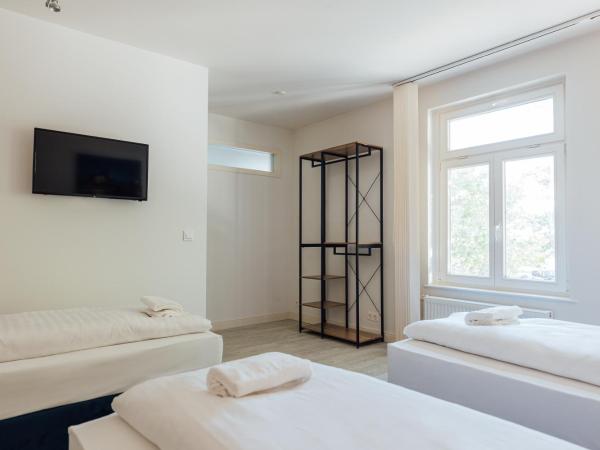 Hanseat Apartments : photo 10 de la chambre chambre triple avec salle de bains commune