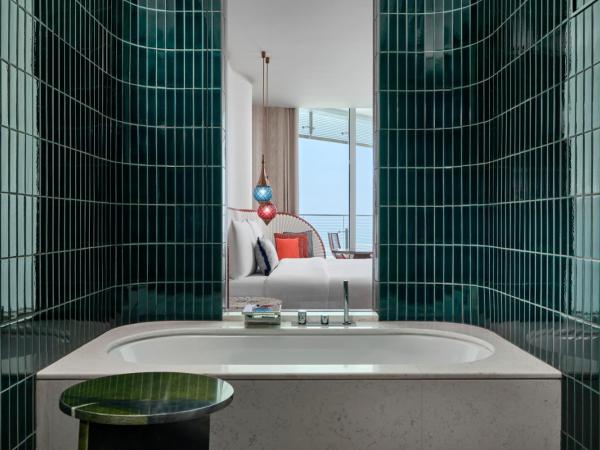 W Dubai - Mina Seyahi, Adults Only : photo 1 de la chambre hébergement fantastique lit king-size avec balcon - vue sur mer