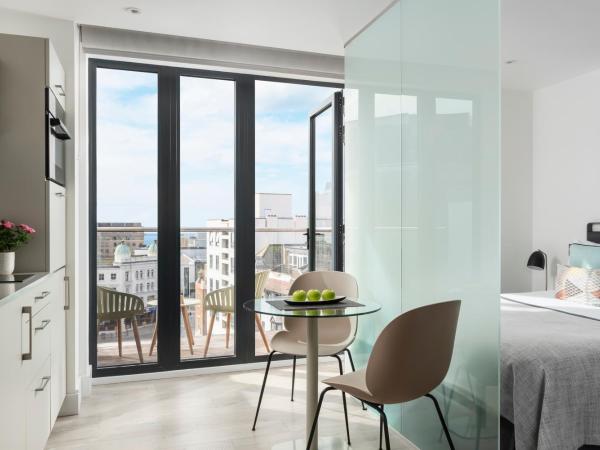 Q Square by Supercity Aparthotels : photo 1 de la chambre suite studio avec balcon - vue sur mer