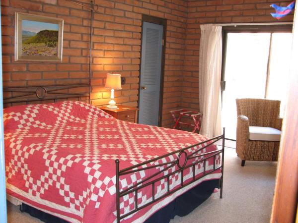Desert Trails Bed & Breakfast : photo 1 de la chambre chambre lit queen-size - vue sur jardin