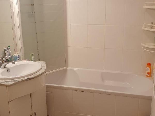 Location chambre privée avec salle de bain et WC privatifs dans appartement moderne : photo 2 de la chambre chambre double