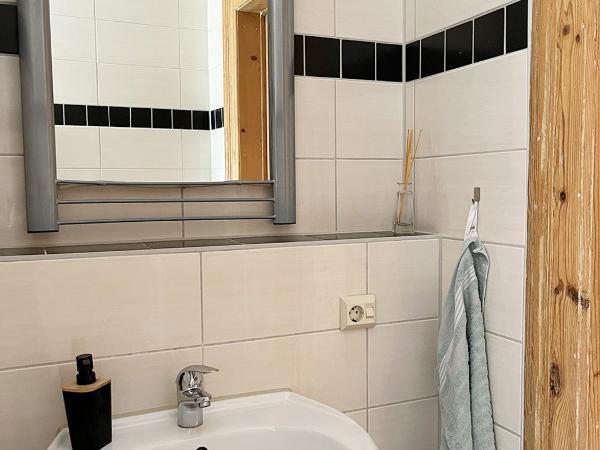 Homeplanet Hostel : photo 10 de la chambre chambre double avec salle de bains commune