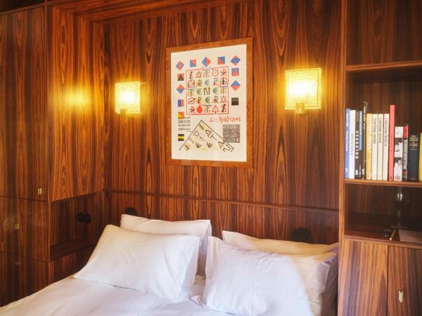 Hôtel Présent : photo 1 de la chambre chambre double deluxe avec balcon