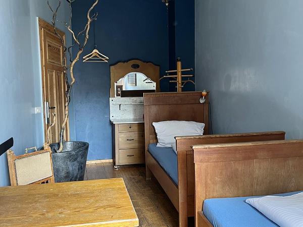 Homeplanet Hostel : photo 4 de la chambre chambre lits jumeaux avec salle de bains commune