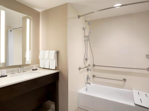 Embassy Suites Oklahoma City Downtown/Medical Center : photo 2 de la chambre suite lit king-size adaptée aux personnes malentendantes