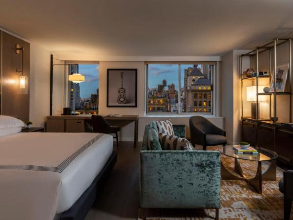 Thompson Central Park New York, by Hyatt : photo 4 de la chambre chambre lit king-size deluxe avec douche accessible aux personnes à mobilité réduite