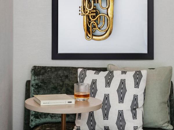 Thompson Central Park New York, by Hyatt : photo 4 de la chambre chambre double avec 2 lits doubles et baignoire adaptée aux personnes à mobilité réduite