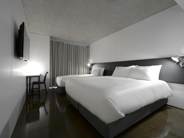 Creto Hotel Myeongdong : photo 3 de la chambre chambre lits jumeaux familiale avec grande fenêtre et netflix