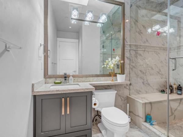 Vancouver West Cozy Retreat by Host Launch : photo 6 de la chambre chambre simple avec toilettes et douche communes