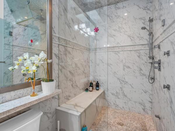 Vancouver West Cozy Retreat by Host Launch : photo 5 de la chambre chambre simple avec toilettes et douche communes