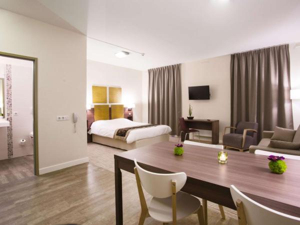 Kyriad Chambéry Centre - Hôtel et Résidence : photo 2 de la chambre chambre familiale