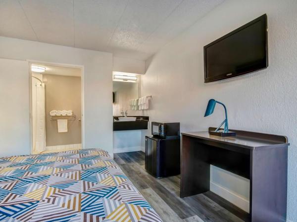 Motel 6 Columbus OH - OSU North : photo 2 de la chambre chambre lit king-size - accessible aux personnes à mobilité réduite - non-fumeurs