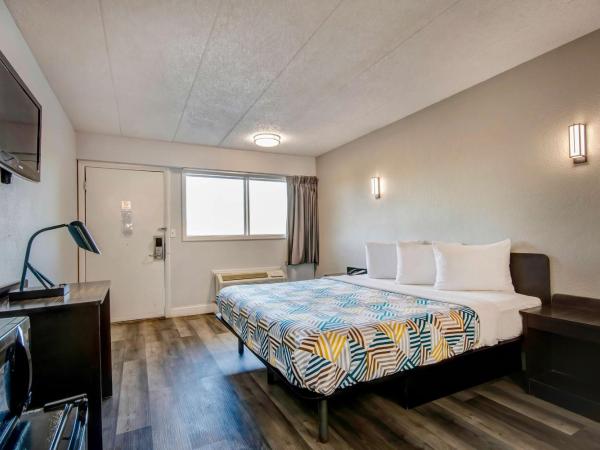 Motel 6 Columbus OH - OSU North : photo 4 de la chambre chambre lit king-size - accessible aux personnes à mobilité réduite - non-fumeurs