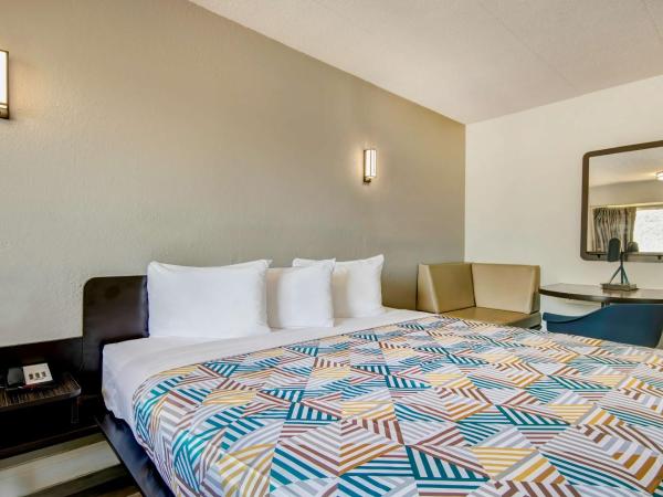 Motel 6 Columbus OH - OSU North : photo 2 de la chambre chambre lit king-size - non-fumeurs