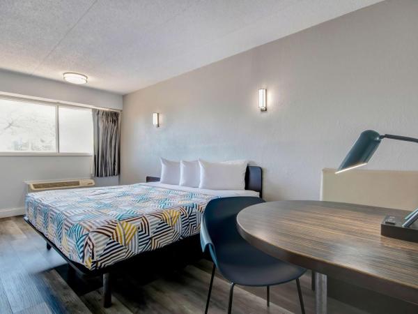 Motel 6 Columbus OH - OSU North : photo 4 de la chambre chambre lit king-size - non-fumeurs