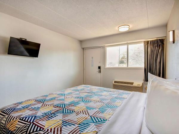 Motel 6 Columbus OH - OSU North : photo 3 de la chambre chambre lit king-size - non-fumeurs