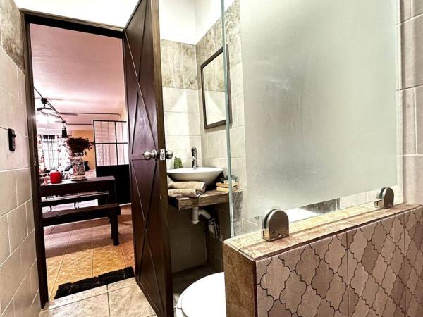 #1-Rooftop Garden-7 Bedrooms-9 Beds-3 Kitchens : photo 10 de la chambre chambre double - vue sur parc