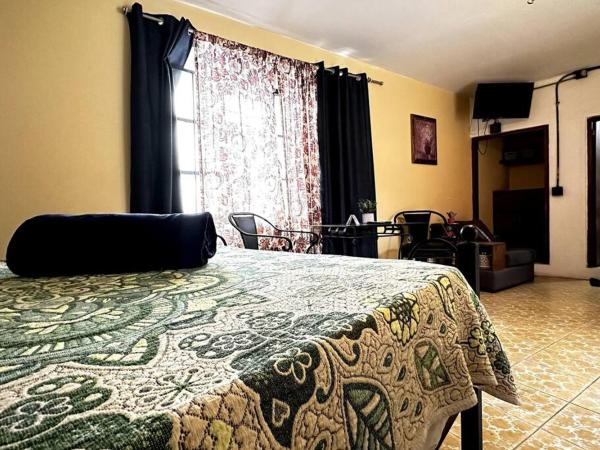 #1-Rooftop Garden-7 Bedrooms-9 Beds-3 Kitchens : photo 5 de la chambre chambre double - vue sur parc