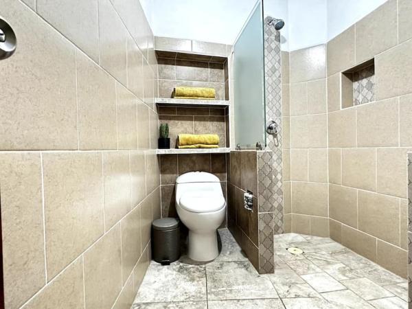 #1-Rooftop Garden-7 Bedrooms-9 Beds-3 Kitchens : photo 7 de la chambre chambre double - vue sur parc