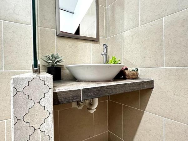 #1-Rooftop Garden-7 Bedrooms-9 Beds-3 Kitchens : photo 8 de la chambre chambre double - vue sur parc